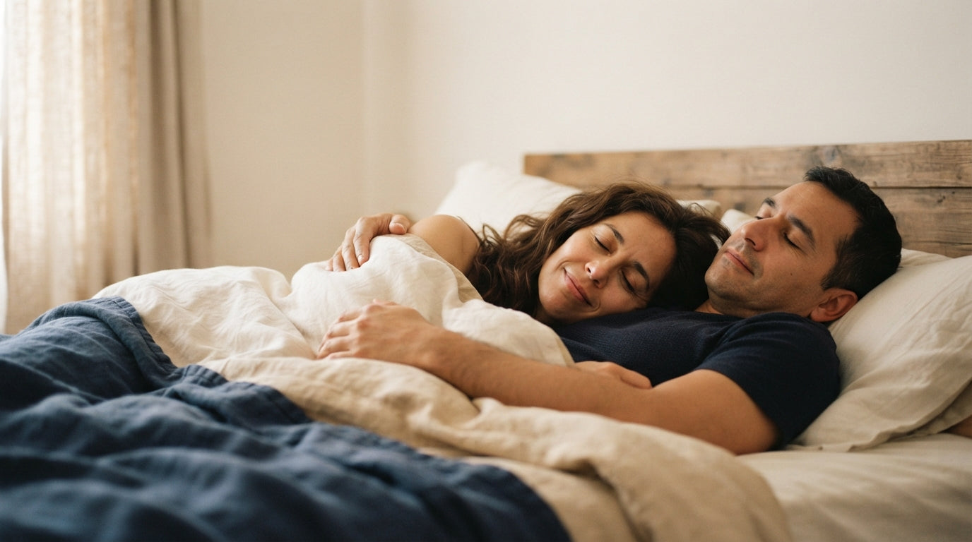 Pareja durmiendo abrazada y tranquila en la misma cama